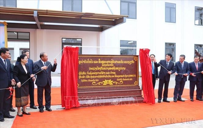 Bộ trưởng Bộ Công an hai nước Việt Nam - Lào cùng các đại biểu thực hiện nghi thức khánh thành Trung tâm cai nghiện ma túy ở tỉnh Viêng Chăn, Bắc Lào. Công trình do Bộ Công an viện trợ cho Bộ Công an Lào. Ảnh: Xuân Tú - TTXVN 