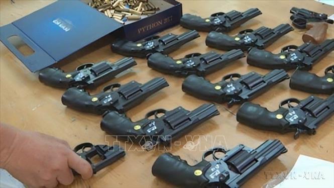 Công an TP Hồ Chí Minh bắt nhóm đối tượng mua bán, tàng trữ trái phép vũ khí. Ảnh: TTXVN phát