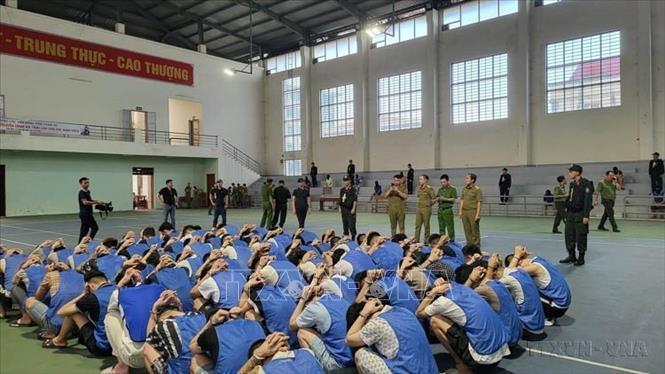 Phòng Cảnh sát Hình sự, Công an Hà Tĩnh chủ trì, phối hợp với các đơn vị triệt phá tổ chức tội phạm lừa đảo quốc tế, bắt giữ 155 đối tượng tại tỉnh Bokeo (Lào), ngày 2/8/2024. Ảnh: TTXVN phát