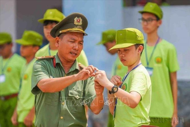 Cán bộ, chiến sĩ Công an tỉnh Long An hướng dẫn học sinh rèn luyện kỹ năng tự vệ trong chương trình “Học làm chiến sĩ công an”, năm 2024. Ảnh: Đức Hạnh - TTXVN

