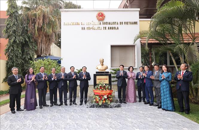 Chủ tịch nước Lương Cường và Phu nhân cùng các đại biểu đến thăm Đại sứ quán Việt Nam và đặt hoa tưởng niệm Bác Hồ. Ảnh: Hoài Nam - TTXVN 