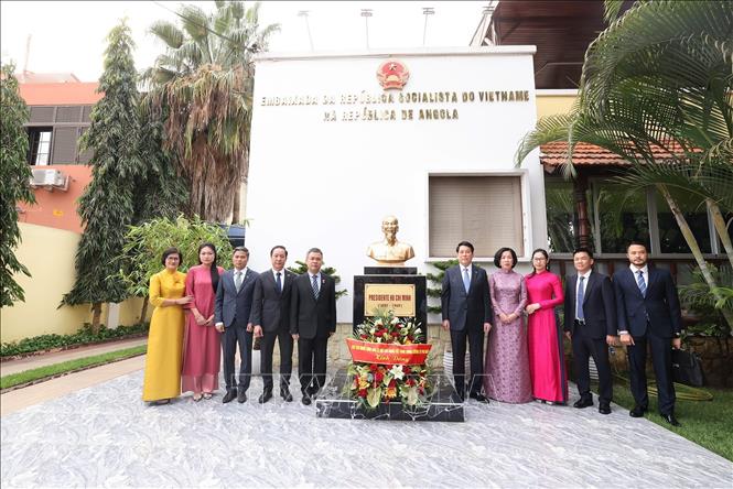 Chủ tịch nước Lương Cường và Phu nhân cùng các đại biểu đến thăm Đại sứ quán Việt Nam và đặt hoa tưởng niệm Bác Hồ. Ảnh: Hoài Nam - TTXVN 