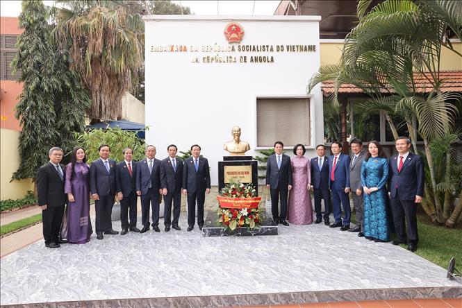 Chủ tịch nước Lương Cường và Phu nhân cùng các đại biểu đến thăm Đại sứ quán Việt Nam và đặt hoa tưởng niệm Bác Hồ. Ảnh: Hoài Nam - TTXVN 