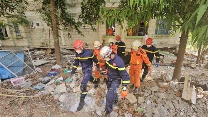 Đoàn cứu hộ Bộ Công an triển khai cứu nạn, cứu hộ tại khu vực thị trấn Zabuthiri, ngoại ô thủ đô Naypyidaw trong trận động đất tại Myanmar. Ảnh: TTXVN phát