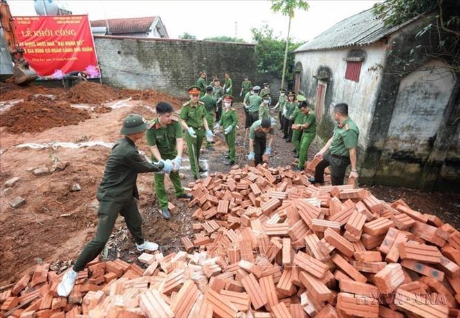  Hưởng ứng phong trào thi đua đặc biệt hỗ trợ xóa nhà tạm, nhà dột nát cho hộ nghèo, cận nghèo và hỗ trợ gia đình người có công gặp khó khăn về nhà ở trên địa bàn tỉnh Bắc Giang, toàn lực lượng Công an tỉnh đã cùng chung tay đóng góp, ủng hộ kinh phí, ngày công... để hỗ trợ xây dựng. Ảnh: Danh Lam - TTXVN