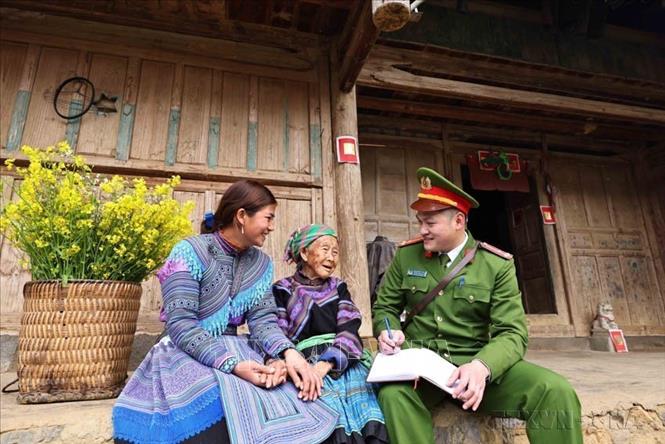 Thượng úy Phạm Văn Cường - Trưởng Công an xã Dìn Chin (Lào Cai) tuyên truyền đường lối của Đảng, pháp luật của Nhà nước cho đồng bào dân tộc thiểu số  trên địa bàn. Ảnh: Minh Đức - TTXVN