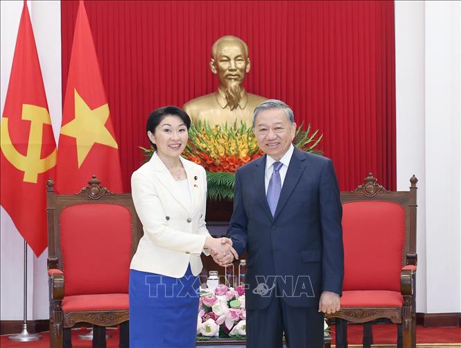Tổng Bí thư Tô Lâm và bà Obuchi Yuko, Hạ nghị sĩ thuộc Đảng Dân chủ tự do, Chủ tịch Liên minh Nghị sĩ hữu nghị Nhật Bản - Việt Nam. Ảnh: Thống Nhất - TTXVN 