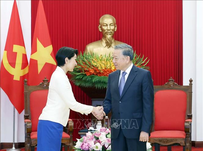 Tổng Bí thư Tô Lâm và bà Obuchi Yuko, Hạ nghị sĩ thuộc Đảng Dân chủ tự do, Chủ tịch Liên minh Nghị sĩ hữu nghị Nhật Bản - Việt Nam. Ảnh: Thống Nhất - TTXVN 