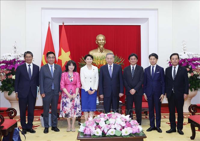 Tổng Bí thư Tô Lâm và Đoàn đại biểu Liên minh Nghị sĩ hữu nghị Nhật Bản - Việt Nam chụp ảnh chung. Ảnh: Thống Nhất - TTXVN 