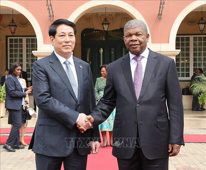 Tổng thống Angola João Manuel Gonçalves Lourenço đón Chủ tịch nước Lương Cường. Ảnh: Lâm Khánh - TTXVN 