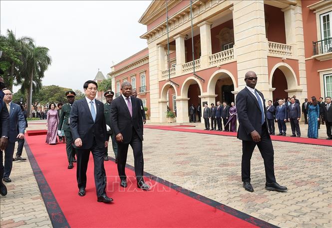 Tổng thống Angola João Manuel Gonçalves Lourenço và Phu nhân chủ trì Lễ đón Chủ tịch nước Lương Cường và Phu nhân. Ảnh: Lâm Khánh - TTXVN 