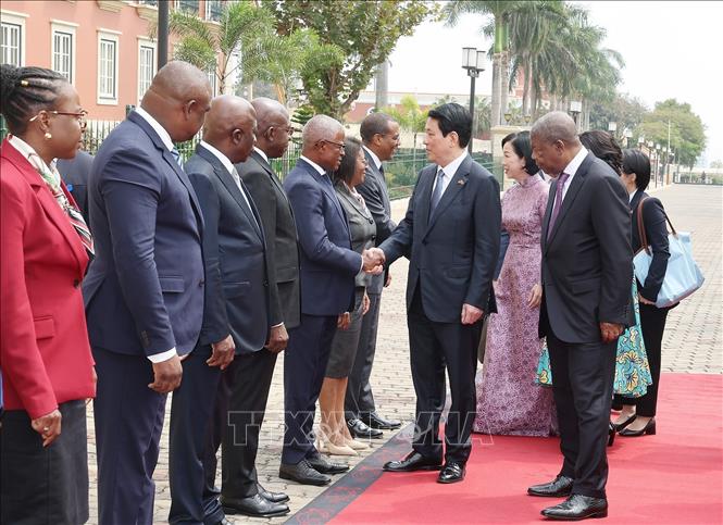 Tổng thống João Manuel Gonçalves Lourenço giới thiệu thành viên đoàn Angola với Chủ tịch nước Lương Cường và Phu nhân. Ảnh: Lâm Khánh - TTXVN 