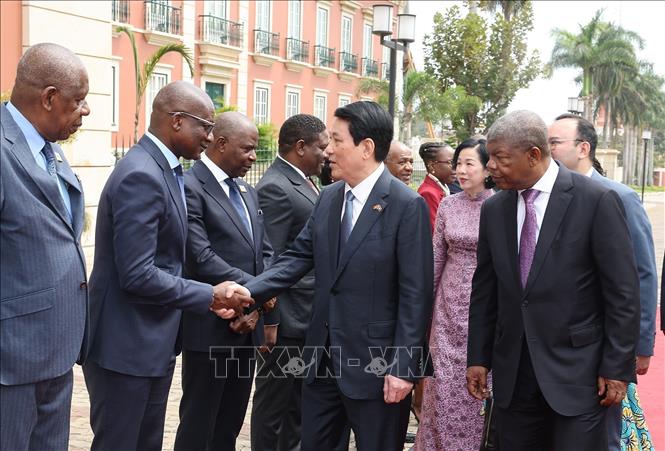 Tổng thống João Manuel Gonçalves Lourenço giới thiệu thành viên đoàn Angola với Chủ tịch nước Lương Cường và Phu nhân. Ảnh: Lâm Khánh - TTXVN 