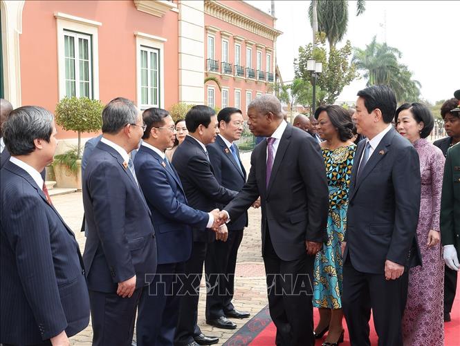 Chủ tịch nước Lương Cường giới thiệu thành viên đoàn Việt Nam với Tổng thống Angola João Manuel Gonçalves Lourenço và Phu nhân. Ảnh: Lâm Khánh - TTXVN 