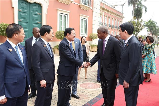 Chủ tịch nước Lương Cường giới thiệu thành viên đoàn Việt Nam với Tổng thống Angola João Manuel Gonçalves Lourenço và Phu nhân. Ảnh: Lâm Khánh - TTXVN 