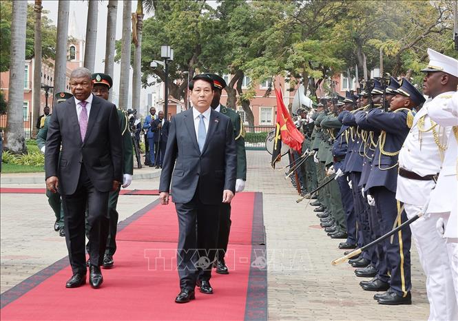 Chủ tịch nước Lương Cường và Tổng thống João Manuel Gonçalves Lourenço duyệt Đội danh dự. Ảnh: Lâm Khánh - TTXVN
