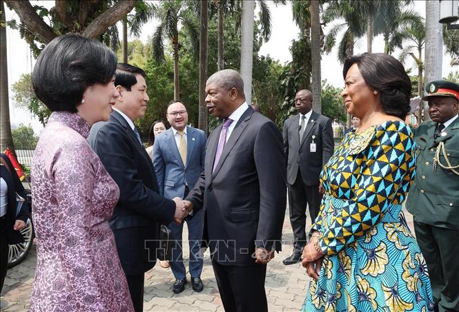 Tổng thống João Manuel Gonçalves Lourenço và Phu nhân đón Chủ tịch nước Lương Cường và Phu nhân. Ảnh: Lâm Khánh - TTXVN 