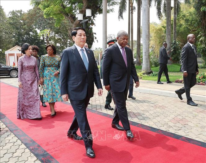 Tổng thống João Manuel Gonçalves Lourenço và Phu nhân đón Chủ tịch nước Lương Cường và Phu nhân. Ảnh: Lâm Khánh - TTXVN 