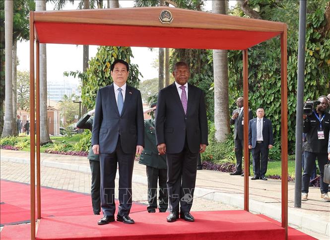 Chủ tịch nước Lương Cường và Tổng thống Angola João Manuel Gonçalves Lourenço nghe quân nhạc cử Quốc thiều hai nước. Ảnh: Lâm Khánh - TTXVN 