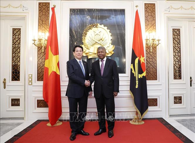 Tổng thống Angola João Manuel Gonçalves Lourenço đón Chủ tịch nước Lương Cường. Ảnh: Lâm Khánh - TTXVN