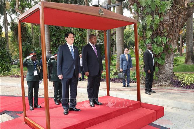 Chủ tịch nước Lương Cường và Tổng thống Angola João Manuel Gonçalves Lourenço trên bục danh dự nghe quân nhạc cử quốc thiều hai nước. Ảnh: Lâm Khánh - TTXVN 
