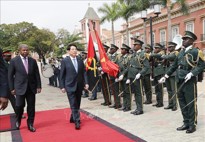 Chủ tịch nước Lương Cường và Tổng thống Angola João Manuel Gonçalves Lourenço duyệt đội danh dự quân đội Angola. Ảnh: Lâm Khánh - TTXVN 