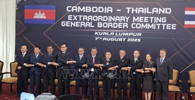 Đại diện các bên chụp ảnh trước khi bắt đầu cuộc họp Uỷ ban Biên giới chung Campuchia – Thái Lan ngày 7/8 tại Kuala Lumpur.
Ảnh: Bùi Hoàn – Phóng viên TTXVN tại Malaysia.
