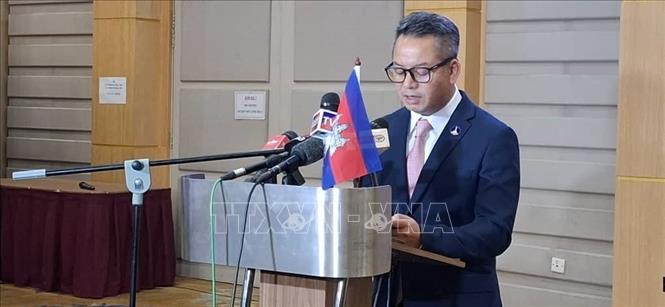 Đại diện Campuchia phát biểu họp báo sau kễ ký Thoả thuận ngừng bắn.
Ảnh: Bùi Hoàn – Phóng viên TTXVN tại Malaysia.