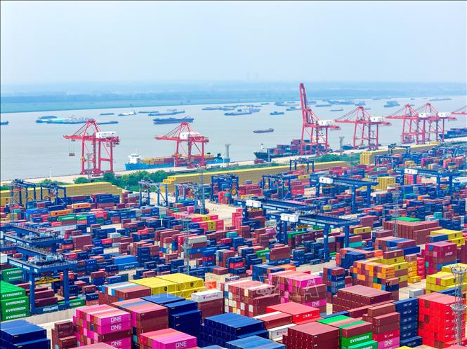 Quang cảnh cảng hàng hóa ở tỉnh Giang Tô, Trung Quốc. Ảnh: THX/TTXVN