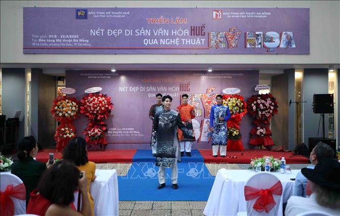 Trình diễn áo dài truyền thống Huế tại Lễ khai mạc. Ảnh: Trần Lê Lâm - TTXVN 