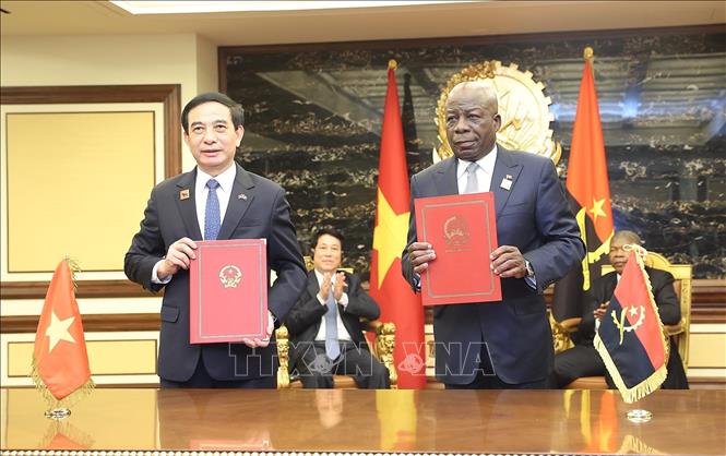 Chủ tịch nước Lương Cường và Tổng thống Angola João Manuel Gonçalves Lourenço chứng kiến lễ ký Ý định thư về thúc đẩy hợp tác quốc phòng giữa Việt Nam và Angola. Ảnh: Lâm Khánh – TTXVN