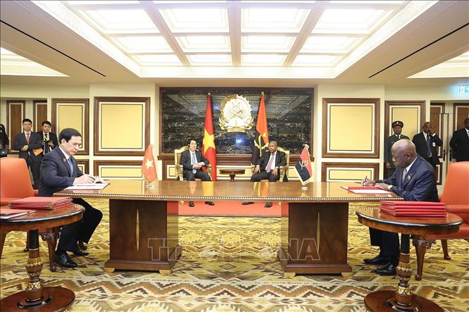 Chủ tịch nước Lương Cường và Tổng thống Angola João Manuel Gonçalves Lourenço chứng kiến lễ ký Ý định thư về thúc đẩy hợp tác quốc phòng giữa Việt Nam và Angola. Ảnh: Lâm Khánh – TTXVN