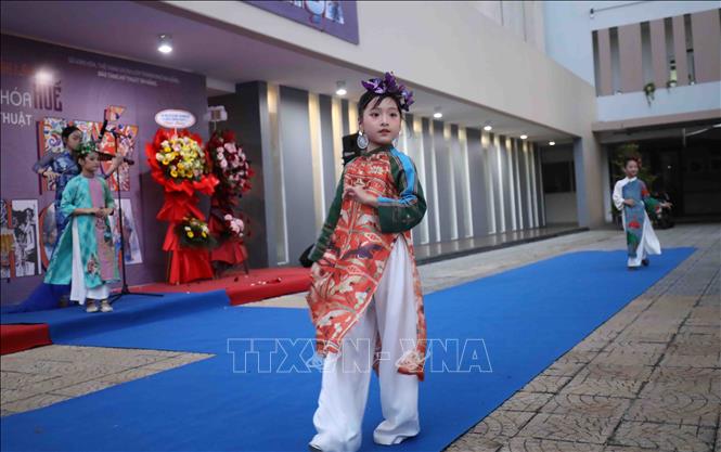 Các em thiếu nhi trình diễn áo dài truyền thống Huế tại Lễ khai mạc. Ảnh: Trần Lê Lâm - TTXVN 