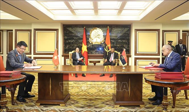 Chủ tịch nước Lương Cường và Tổng thống Angola João Manuel Gonçalves Lourenço chứng kiến lễ ký Hiệp định chuyển giao người bị kết án tù giữa Việt Nam và Angola. Ảnh: Lâm Khánh – TTXVN