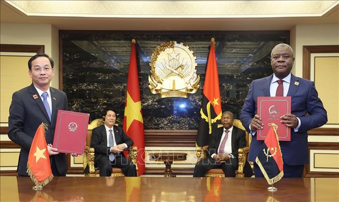 Chủ tịch nước Lương Cường và Tổng thống Angola João Manuel Gonçalves Lourenço chứng kiến lễ ký Thoả thuận hợp tác giữa Đài Truyền hình Việt Nam và Đài Truyền hình Angola. Ảnh: Lâm Khánh – TTXVN