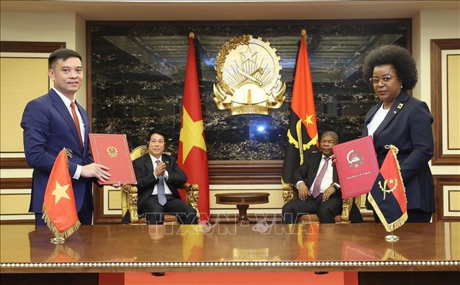 Chủ tịch nước Lương Cường và Tổng thống Angola João Manuel Gonçalves Lourenço chứng kiến lễ ký Biên bản ghi nhớ về hợp tác giữa Tổng Công ty Thăm dò và Khai thác dầu khí (PVEP) và Công ty dầu khí Sonagol của Angola. Ảnh: Lâm Khánh – TTXVN