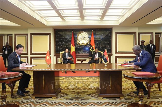 Chủ tịch nước Lương Cường và Tổng thống Angola João Manuel Gonçalves Lourenço chứng kiến lễ ký Thoả thuận hợp tác giữa Đài Truyền hình Việt Nam và Đài Truyền hình Angola. Ảnh: Lâm Khánh – TTXVN