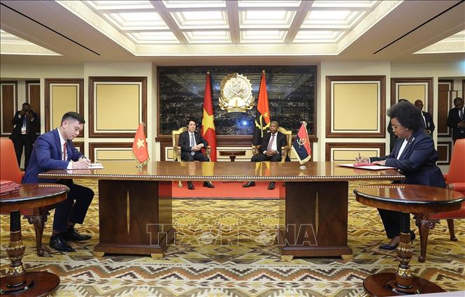 Chủ tịch nước Lương Cường và Tổng thống Angola João Manuel Gonçalves Lourenço chứng kiến lễ ký Biên bản ghi nhớ về hợp tác giữa Tổng Công ty Thăm dò và Khai thác dầu khí (PVEP) và Công ty dầu khí Sonagol của Angola. Ảnh: Lâm Khánh – TTXVN