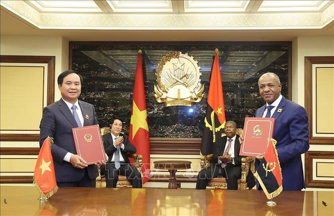 Chủ tịch nước Lương Cường và Tổng thống Angola João Manuel Gonçalves Lourenço chứng kiến lễ ký Biên bản ghi nhớ về hợp tác nông nghiệp giữa Bộ Nông nghiệp và Môi trường Việt Nam với Bộ Nông nghiệp và Lâm nghiệp Angola. Ảnh: Lâm Khánh – TTXVN