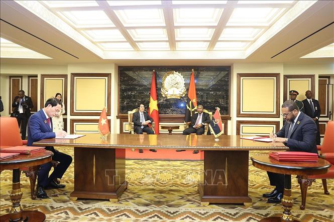 Chủ tịch nước Lương Cường và Tổng thống Angola João Manuel Gonçalves Lourenço chứng kiến lễ ký Hiệp định tương trợ tư pháp về hình sự giữa Việt Nam và Angola. Ảnh: Lâm Khánh – TTXVN