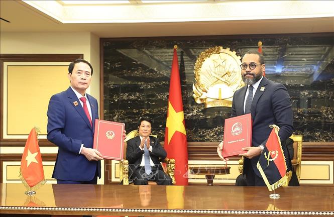 Chủ tịch nước Lương Cường và Tổng thống Angola João Manuel Gonçalves Lourenço chứng kiến lễ ký Hiệp định tương trợ tư pháp về hình sự giữa Việt Nam và Angola. Ảnh: Lâm Khánh – TTXVN