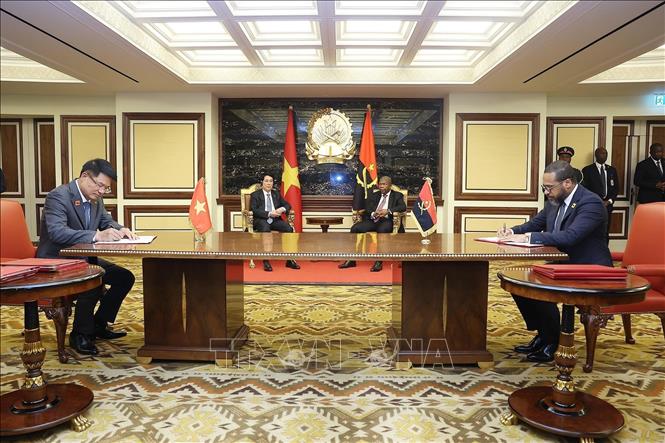 Chủ tịch nước Lương Cường và Tổng thống Angola João Manuel Gonçalves Lourenço chứng kiến lễ ký Biên bản ghi nhớ hợp tác phòng, chống tội phạm giữa Viện Kiểm sát nhân dân tối cao Việt Nam và Cơ quan Tổng Chưởng lý Angola. Ảnh: Lâm Khánh – TTXVN