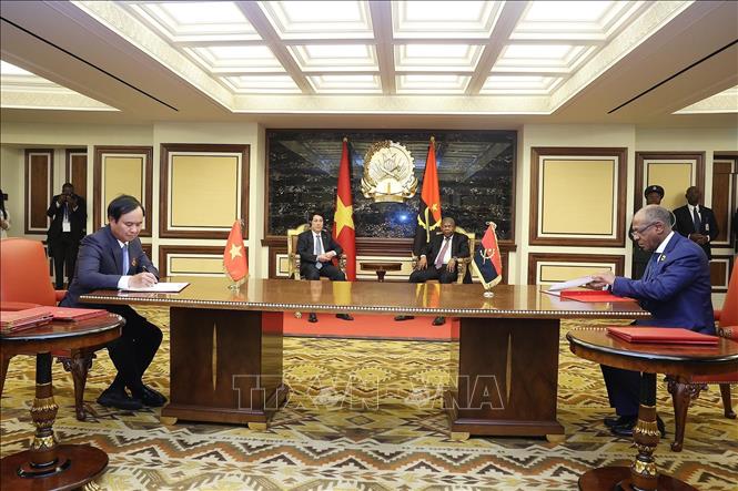 Chủ tịch nước Lương Cường và Tổng thống Angola João Manuel Gonçalves Lourenço chứng kiến lễ ký Biên bản ghi nhớ về hợp tác nông nghiệp giữa Bộ Nông nghiệp và Môi trường Việt Nam với Bộ Nông nghiệp và Lâm nghiệp Angola. Ảnh: Lâm Khánh – TTXVN