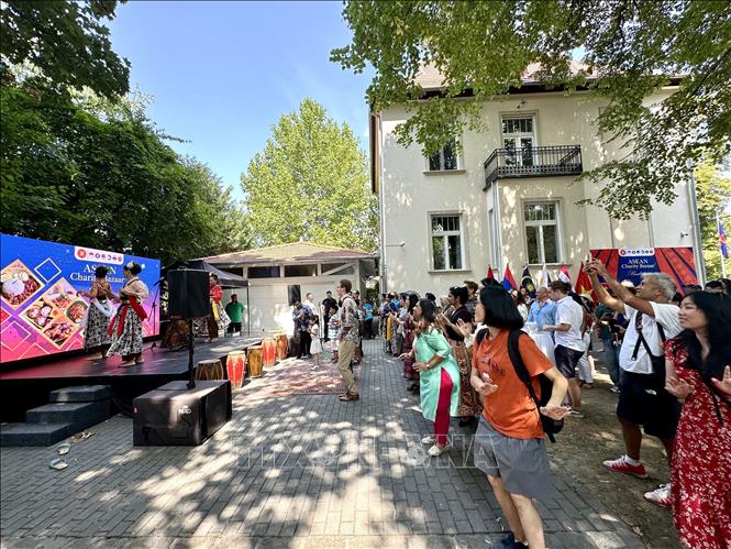 Đại diện Đại sứ quán các nước ASEAN tại Hungary tham dự một tiết mục văn nghệ tại sự kiện. Ảnh: TTXVN phát