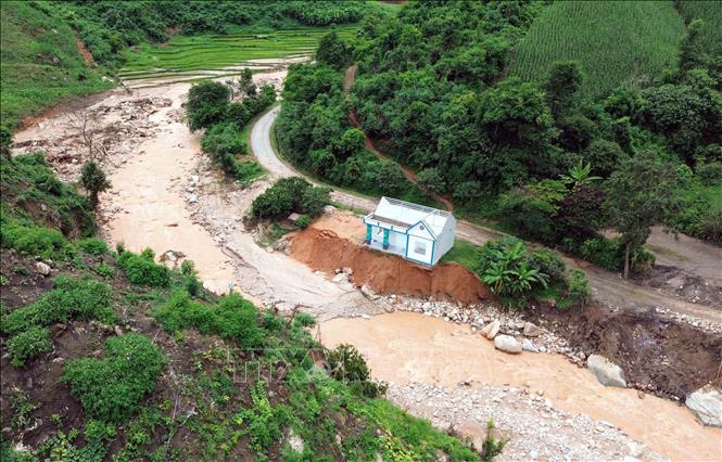 Mưa lớn gây lũ ống, lũ quét, sạt lở đất khiến một hộ gia đình phải di dời khẩn cấp, nguy cơ mất trắng nhà cửa. Ảnh: Quang Quyết - TTXVN