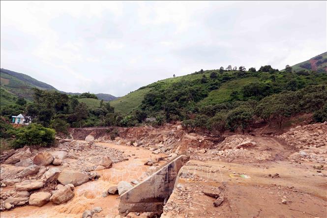 Mưa lớn gây sạt lở đất đá khiến tuyến đường từ trung tâm xã Huổi Một đi các bản thuộc xã Nậm Mằn cũ bị chia cắt. Ảnh: Quang Quyết - TTXVN