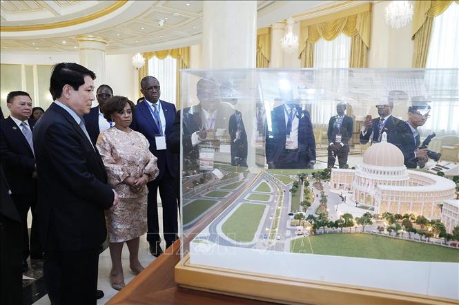 Chủ tịch Quốc hội Angola Carolina Cerqueira đón Chủ tịch nước Lương Cường. Ảnh: Lâm Khánh - TTXVN 