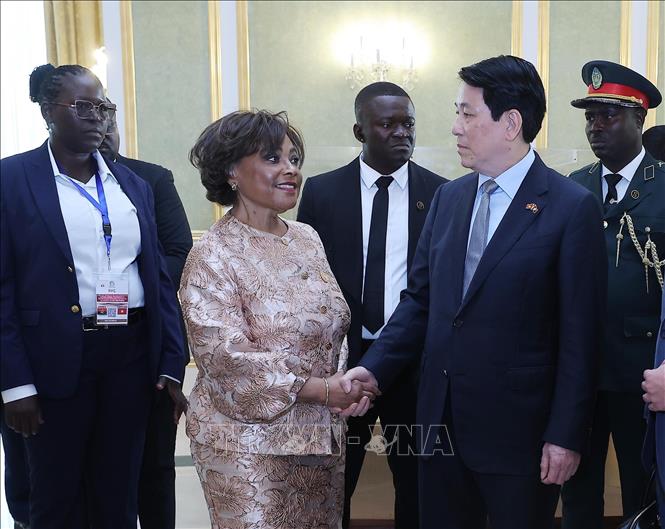 Chủ tịch Quốc hội Angola Carolina Cerqueira đón Chủ tịch nước Lương Cường. Ảnh: Lâm Khánh - TTXVN 