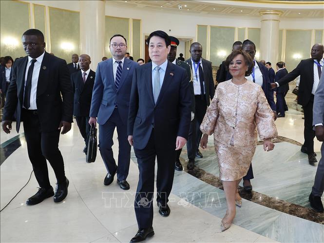 Chủ tịch Quốc hội Angola Carolina Cerqueira đón Chủ tịch nước Lương Cường. Ảnh: Lâm Khánh - TTXVN 