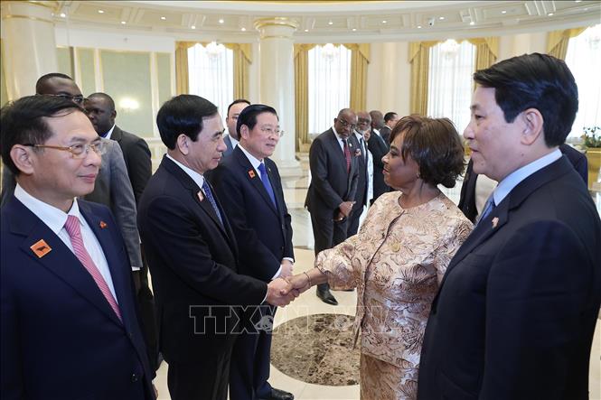 Chủ tịch Quốc hội Angola Carolina Cerqueira với các đại biểu đoàn Việt Nam. Ảnh: Lâm Khánh - TTXVN 